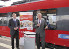 Verkehrsminister Joachim Herrmann hat auf dem Nürnberger Hauptbahnhof den Käufern des 50-millionsten Bayerntickets gratuliert.