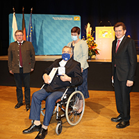 Eck bei der Verleihung der Kommunalen Verdienstmedaille