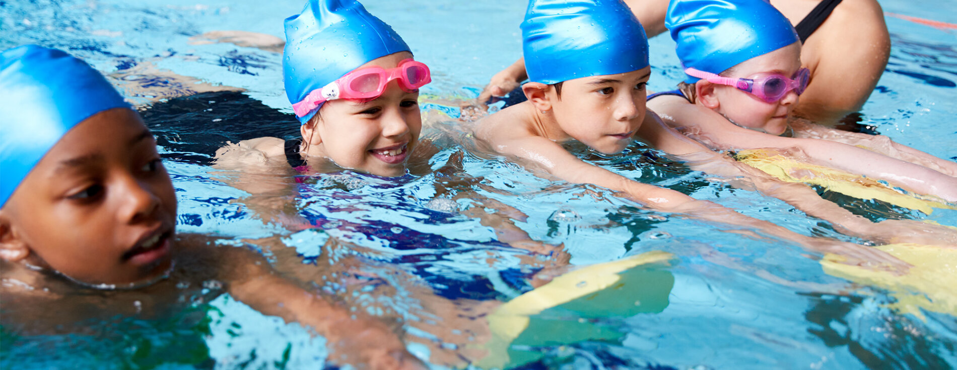 Kinder beim Schwimmunterricht