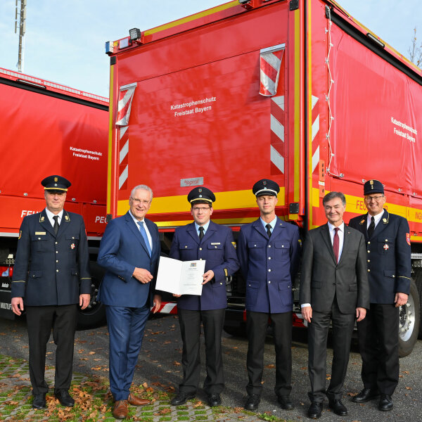 Fahrzeugübergabe mit Joachim Herrmann, Ralph Tiesler und Einsatzkräften