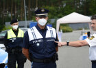 23. August 2021: Neue Erkennbarkeitswesten der Polizei: Innenminister Joachim Herrmann hat heute in Nürnberg neue Erkennbarkeitswesten der Polizei vorgestellt. Mit ihren auffälligen Farb- und Reflektorflächen und Funktionsbezeichnungen optimieren sie die Ausstattung und Sicherheit der bayerischen Polizistinnen und Polizisten. „Vor allem bei besonderen Einsätzen wie Demonstrationen und Großveranstaltungen ist die Bayerische Polizei nun noch besser zu erkennen. Dies gilt insbesondere für zivile Einsatzkräfte, die in solchen großen Einsatzlagen kurzfristig hinzugezogen werden“, erklärte Herrmann.