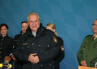 Neue Polizeiuniform: Innenminister Joachim Herrmann stellt Uniformkollektion für Trageversuch vor am 14. April 2014 in München