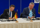 Bayerns Innenminister Joachim Herrmann und Bundesinnenminister Dr. Hans-Peter Friedrich unterzeichnen am 5. Juli in Nürnberg eine Vereinbarung zur Sicherheitskooperation zwischen Bayerischer Polizei und Bundespolizei. Kernpunkte sind mehr sichtbare Polizeipräsenz, die wirkungsvollere Zusammenarbeit bei der Kriminalitätsbekämpfung und die engere Abstimmung bei Einsätzen.