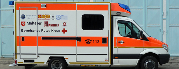 Bayernweit einheitlicher Rettungswagen mit den Logos der Organisationen
