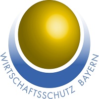Das Logo setzt sich aus einer goldene Kugel mit blauem, konzentrischen Schatten und halbkreisförmig unter der Grafik ausgerichtetem Text „Wirtschaftsschutz Bayern“ zusammen. 